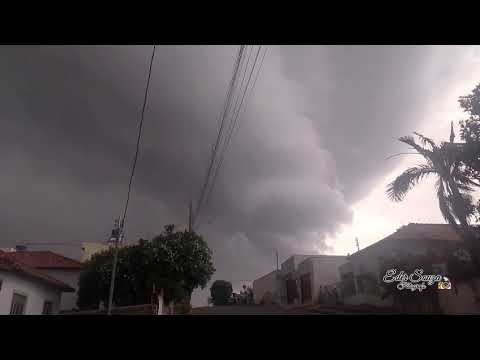 Nuvem escura assusta moradores de São José da Barra (MG)