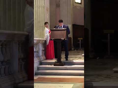 Sposo Epico recita "Grazie Roma" sull'altare . Il prete lo riprende