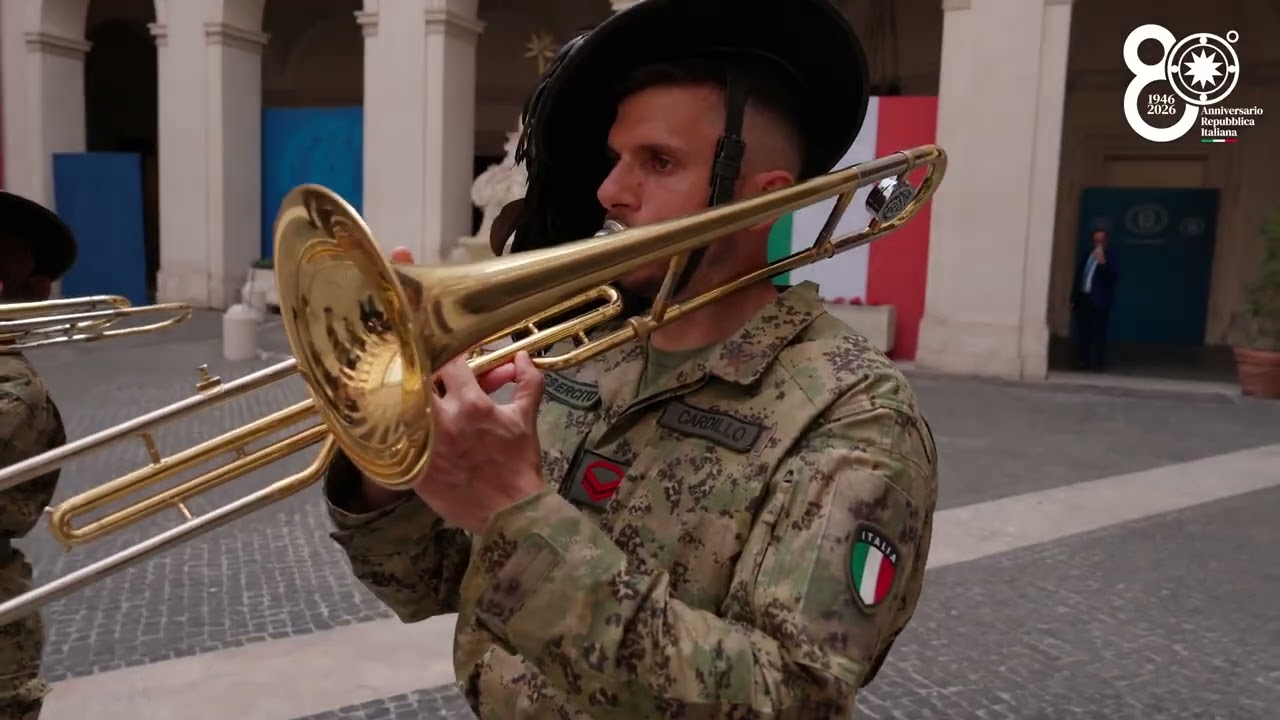 LA FANFARA DEI BERSAGLIERI ESEGUE L’INNO NAZIONALE NEL CORTILE DI PALAZZI CHIGI (2 Giugno 2026)