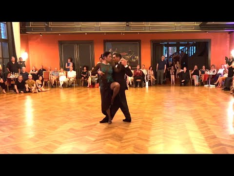 Tanya Gutierrez y Sebastian Avendano - A los Amigos