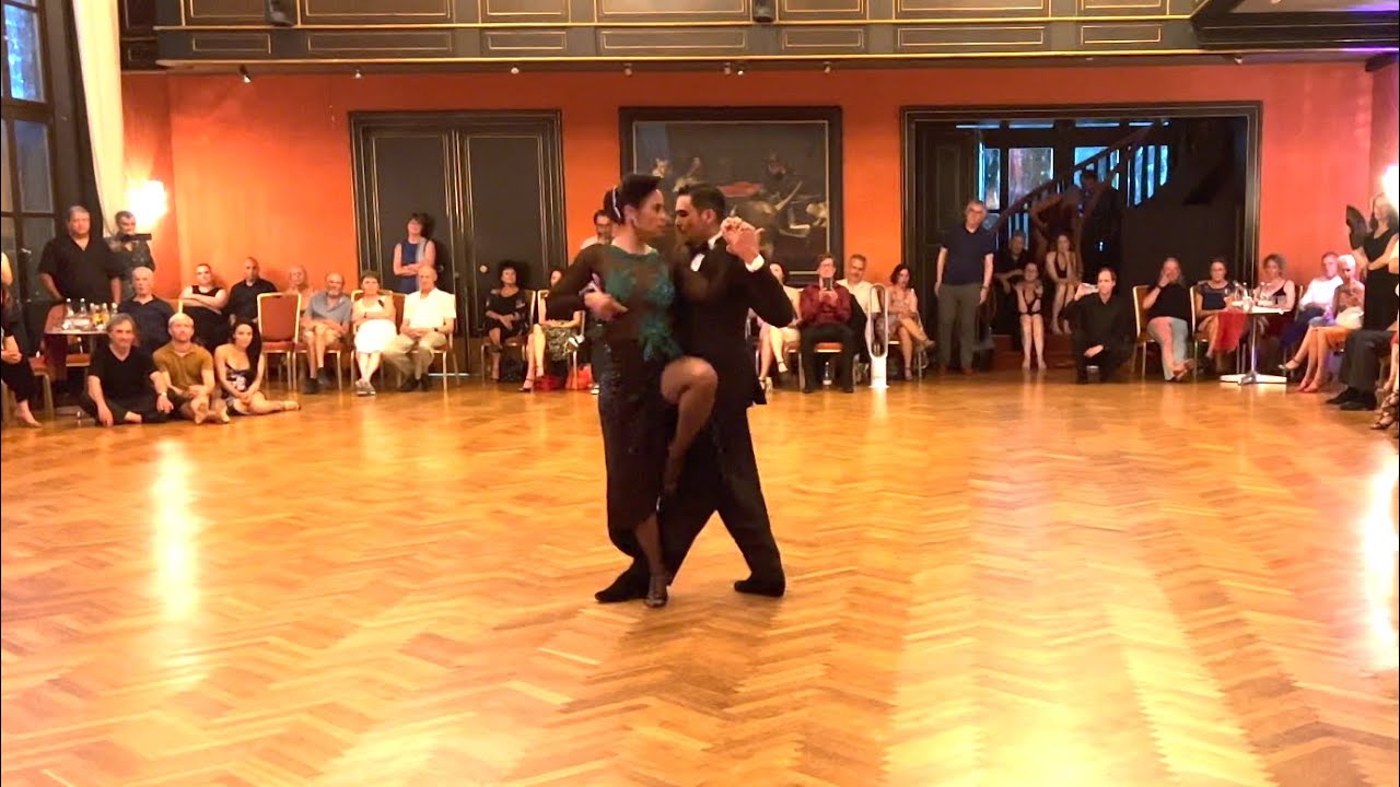 Tanya Gutierrez y Sebastian Avendano - A los Amigos