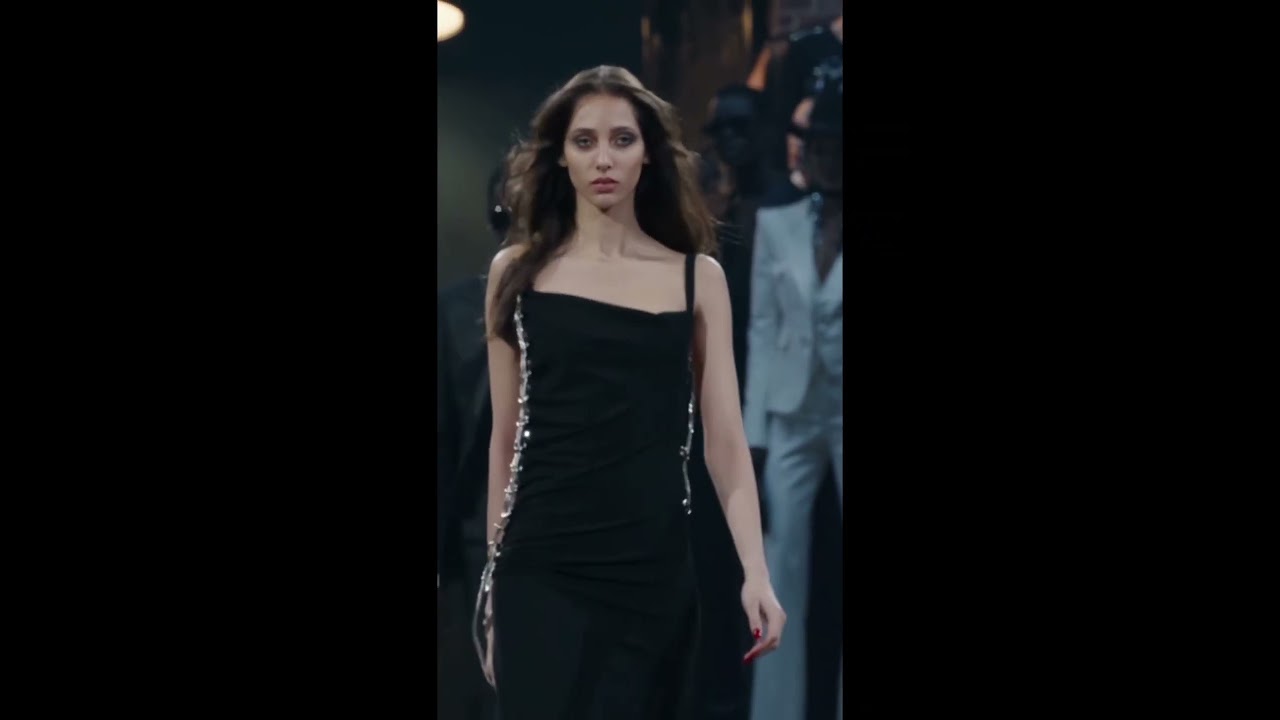 "Yasmin wijnaldum walk for dsquared"😱'🩶#runway #models #fashionshow #viralshorts #foryoupage #fypシ