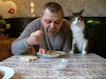 Как мой кот, просит кушать?   Butch cat chooses sausage?