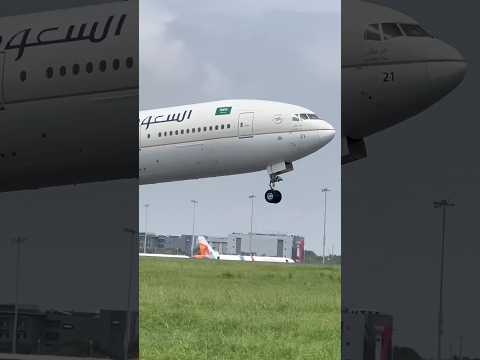 Boeing-777 TakeOff | Saudia | #shorts #trending #viralshorts #boeing #aviation #saudiarabia #saudi