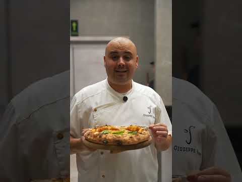 La pizza "Provola e Pepe" di Giuseppe Bove al Segreto di Pulcinella