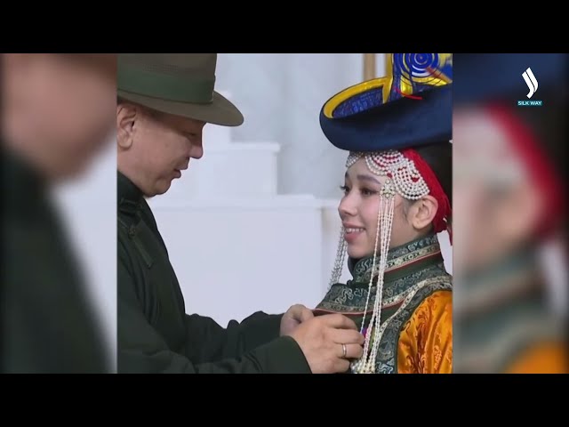 Sılk Way Star Vokal Yarışması Kazananı Moğolistan Cummhurbaşkanından Ödül Aldı