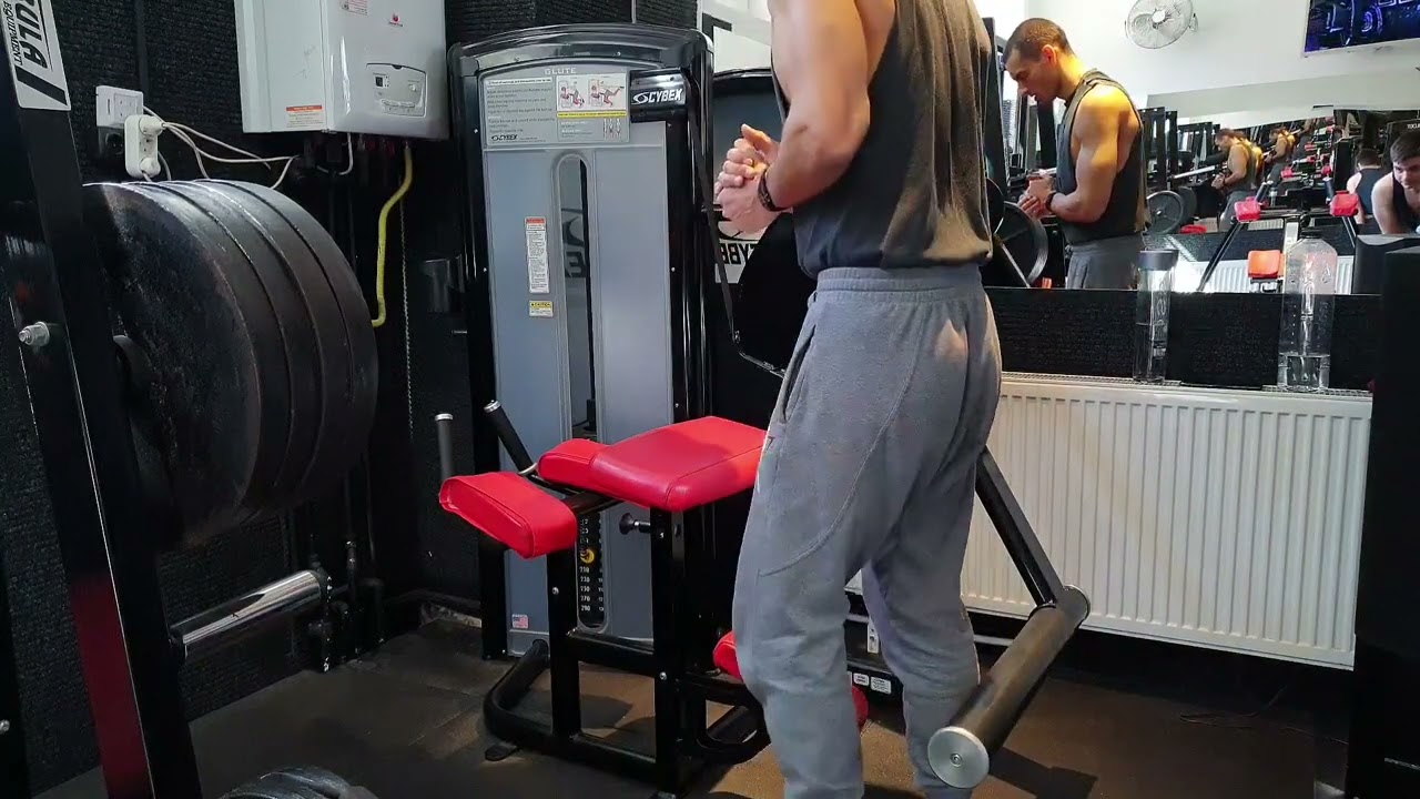 Extensii unilaterale tip kick-back pentru fesieri, la aparat