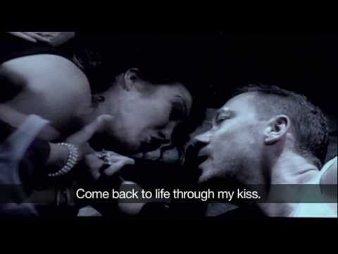 Ivo van Hove / Toneelgroep Amsterdam, Roman Tragedies (2007), βασισμένο στα ρωμαϊκά δράματα Coriolanus, Julius Caesar και Antony and Cleopatra του William Shakespeare: τρέιλερ του Adelaide Festival 2014. Ζωντανές κάμερες κατέγραφαν τους ερμηνευτές / τις ερμηνεύτριες σε πολλαπλούς χώρους και μετέδιδαν σε οθόνες ιδιωτικές στιγμές πολιτικής συνωμοσίας και ερωτικής σύγκρουσης, μετατρέποντας τον/τη θεατή / θεάτρια σε «ψηφιακό / ψηφιακή ωτακουστή / ωτακούστρια» μιας εξαντλητικής, εξάωρης πολιτικής δράσης.