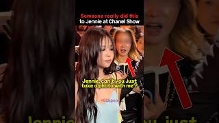 Download lagu Jennie Handles a Rude Fan Like JENNIE at Chanel Show #blackpink #kpop #kpopidol #kpopedit #shorts mp3