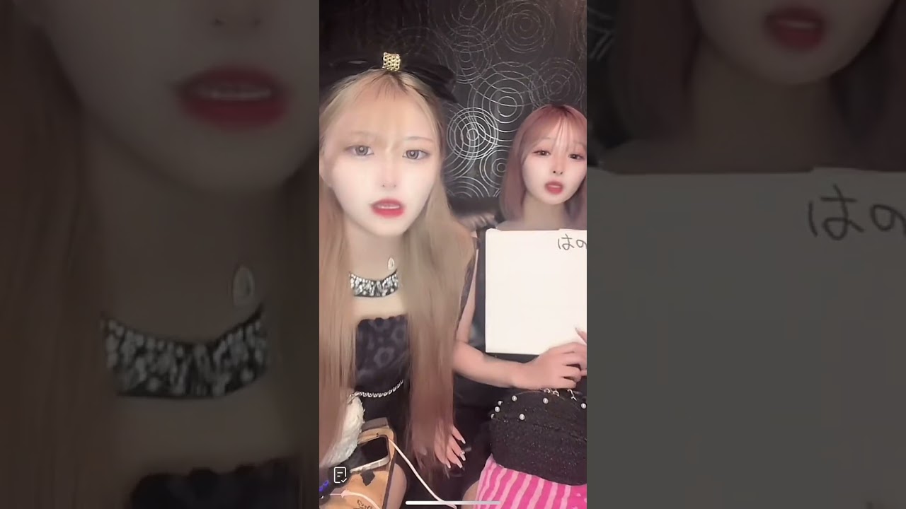 右の子に注目♥️パンチラしてます✨