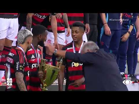 Zico entrega taça do Campeonato Carioca para jogadores do Flamengo