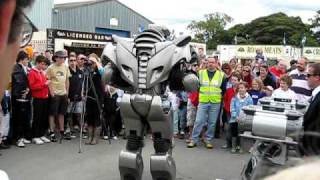 preview picture of video 'Titan The Robot @ Haverford West Showground 2009'