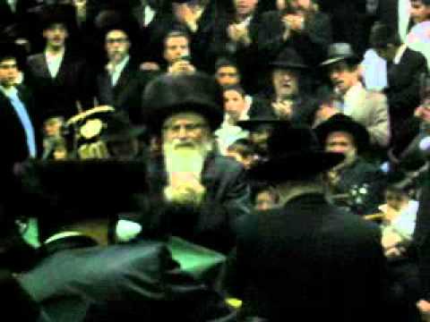 Rabbi Noah Isaac Oelbaum dancing before the Skverrer Rebbe