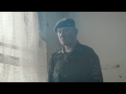 Der Schneegänger - Ratilo Dragovic shoots Brenci Beara / Actors: Ralf Zillmann as Ratilo Dragovic, Melissa Holley as Brenci Beara