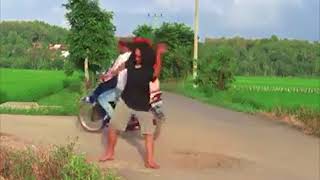 Download lagu Video Gokil ~ Wong Edan Kuwi Bebas mp3