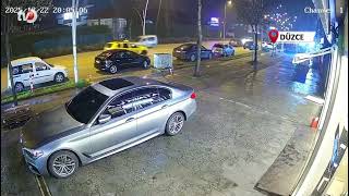 Taksi Park Halindeki Otomobile Çarpıp Yan Yattı