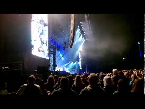 Foo Fighters Milton Keynes 5th September 2015 Taylor Hawkins Sings to Tit Man Dave Grohl MAN TIT