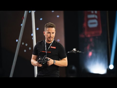 Jorge Lorenzo comete un fallo al pilotar el dron - El Desafío