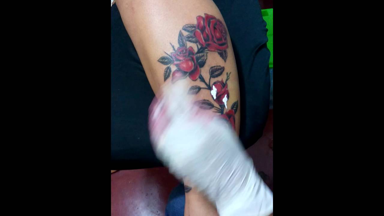 tatuagens de rosas na perna feminina