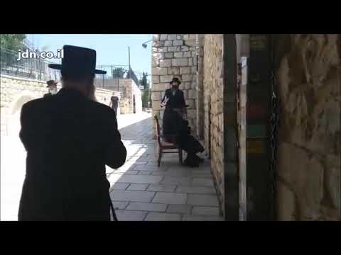 Viznitzer Rebbe Reading Kvitlach Near The Rashbi - Lag Baomer 5780