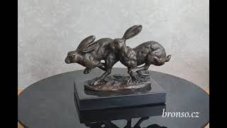 Dva běžící zajíci – bronzová soška
