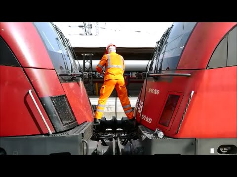 "Railjet 65" wird in München Hbf vor den "EC 87" gespannt