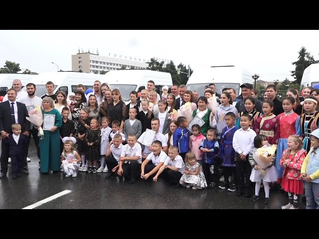 Восемь многодетных семей Приангарья получили микроавтобусы за победу в областном конкурсе