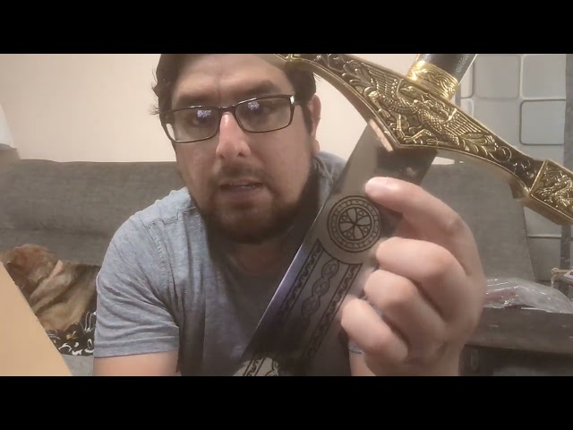 Vídeo relacionado con Abrecartas King Arthur Excalibur con soporte Accesorio de oficina Espada en miniatura King Arthur Home Decor 21 cm de largo Material de alta calidad Regalo para coleccionistas y fanáticos