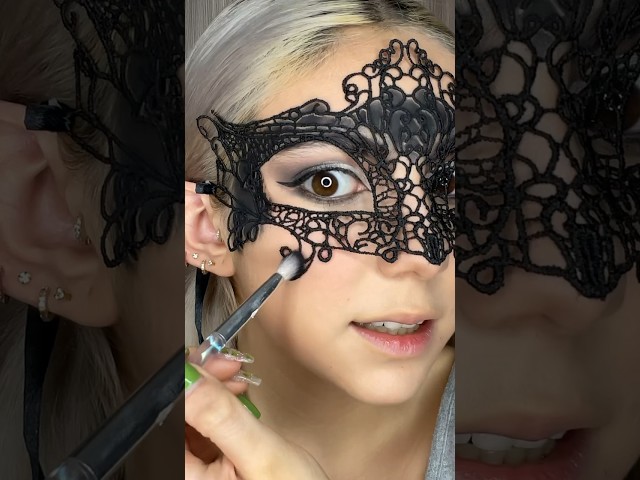 Vídeo relacionado con GEEKEO Disfraz Mujer Carnaval, Disfraces Devil Adultos Capa Púrpura con Capucha Cinturón y Pendientes de Rubí, Máscara de Ojos Negra para Fiesta Carnaval Halloween Mascarada