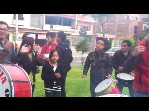 "La banda del rojo ya llego" Barra: Cronica Roja &bull; Club: Deportivo Cuenca