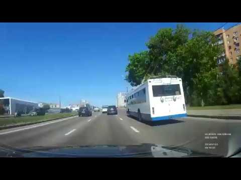 Смотри по зеркалам: в Москве внедорожник перевернулся и снес столб