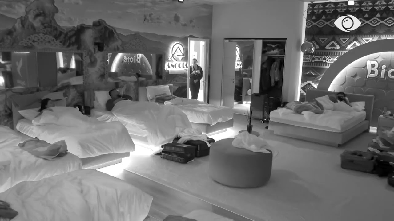 Banorët i punojnë rreng Eglës, fillojnë e qeshin në momentin kur futet në dhomë