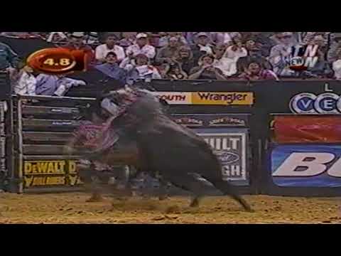 Smokin' Gun bucks Dan Henricks - 02 PBR Finals