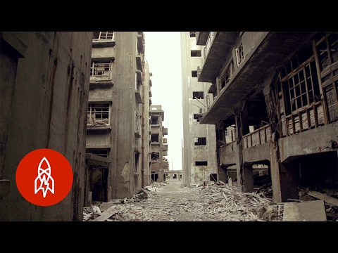 スカイフォール』から日本の幽霊島を覗く (Peek Into Japan's Ghost Island from "Skyfall")