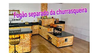 Linda área gourmet com fogão e forno separados da churrasqueira e bancadas em ilha