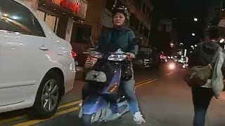 【車禍影片】就妳在搞啦！還笑（2025.11.25 臺中市北區一中街