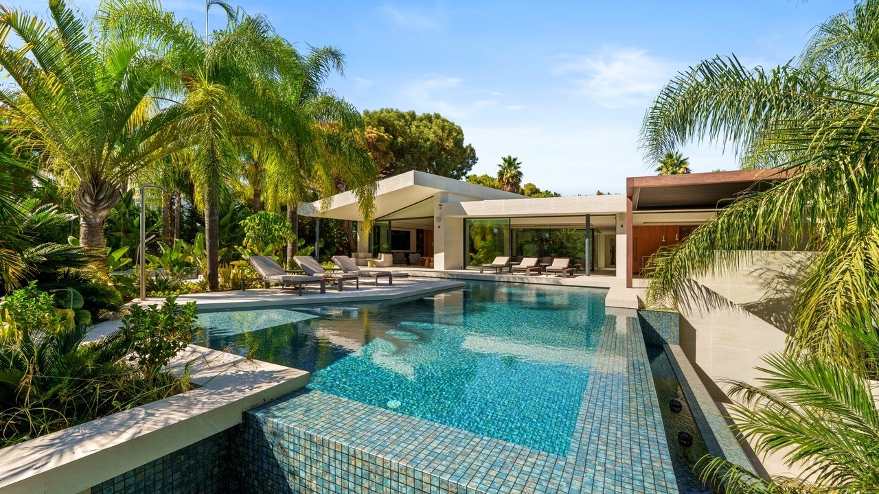 Villa for sale in Hacienda las Chapas, Marbella East