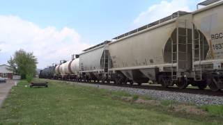 preview picture of video 'NS 380 with BNSF 1967 passing by Nitro, West Virginia - 4-22-2014'