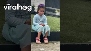 Download lagu Girl Loves Slugs || ViralHog mp3