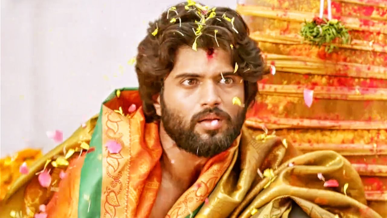 खुद के ऊपर फूलों की वर्षा देख कर विजय देवरकोंडा डर रहा