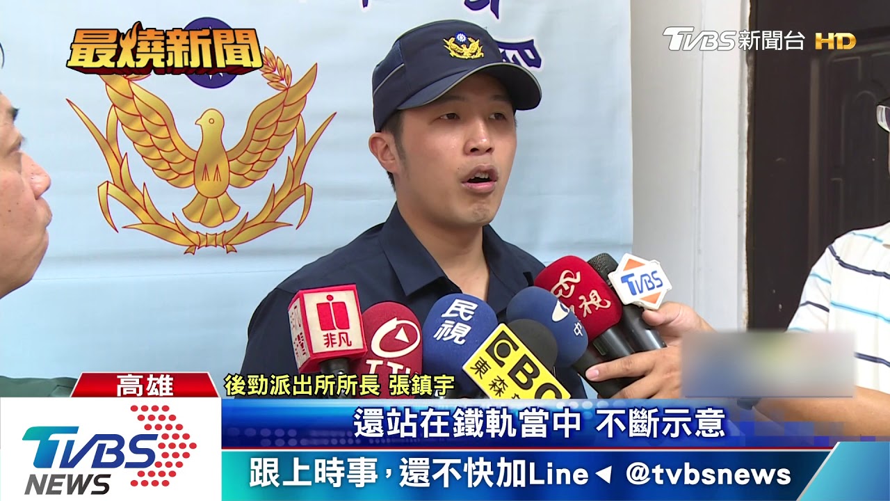 轎車卡鐵軌!列車長乘客員警10多人齊搬車