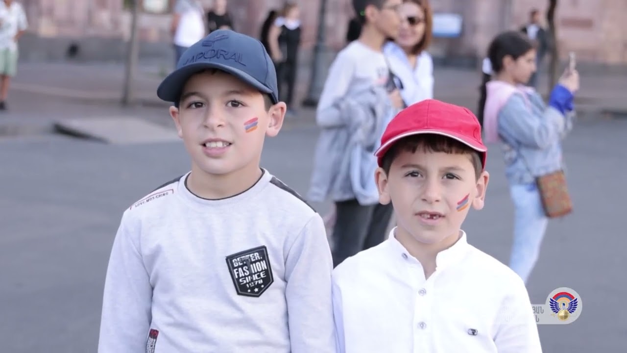 Անկախության տոնի կապակցությամբ ՀՀ ԶՈՒ նվագախմբերի քայլերթը Երևանի կենտրոնական փողոցներով, պատվո պահակային վաշտի դեֆիլեն և ուղղաթիռի անցումը. Սուրեն Պապիկյանը տեսանյութ է հրապարակել