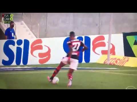 Bruno Henrique perde gol incrível e torcedores vão a loucura; assista