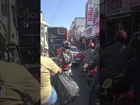 Rua São Pedro em Juazeiro do Norte travada com a grande quantidade de veículos nessa romaria