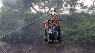Un cable del Ejército de Nepal ayuda a los supervivientes de Nuwakot a cruzar el río