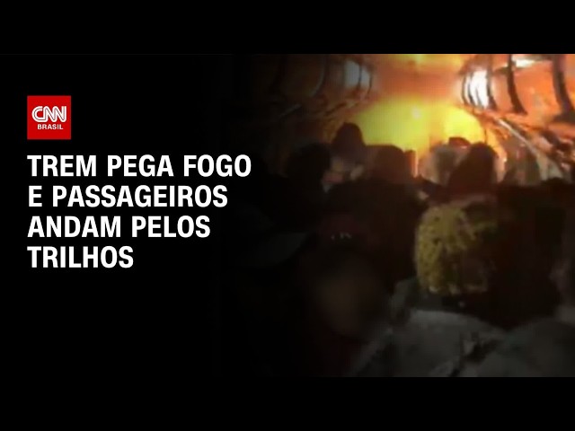 Trem pega fogo no Centro de SP e passageiros andam nos trilhos, veja imagens | LIVE CNN