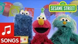 Sesame Street: Happy Birthday Song in Spanish &amp; English | Feliz Cumpleaños