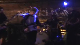 Video Kapela CHYBĚJÍCÍ ČLÁNEK živě club FAMU