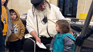 ‏ הרב שלום סבג שידור חי י״ח בשבט (הרב שלום סבג) - התמונה מוצגת ישירות מתוך אתר האינטרנט יוטיוב. זכויות היוצרים בתמונה שייכות ליוצרה. קישור קרדיט למקור התוכן נמצא בתוך דף הסרטון