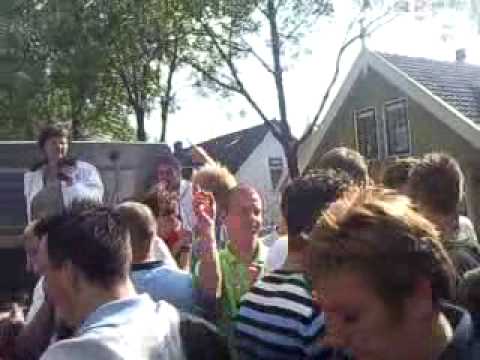 vv lekkerkerk op de promotiekar door lekkerkerk